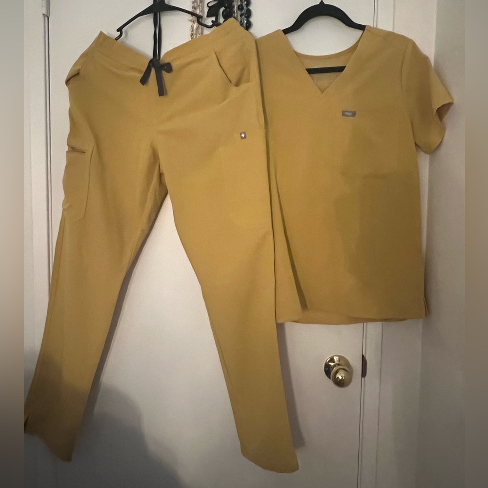 Figs women’s uniform top and bottom